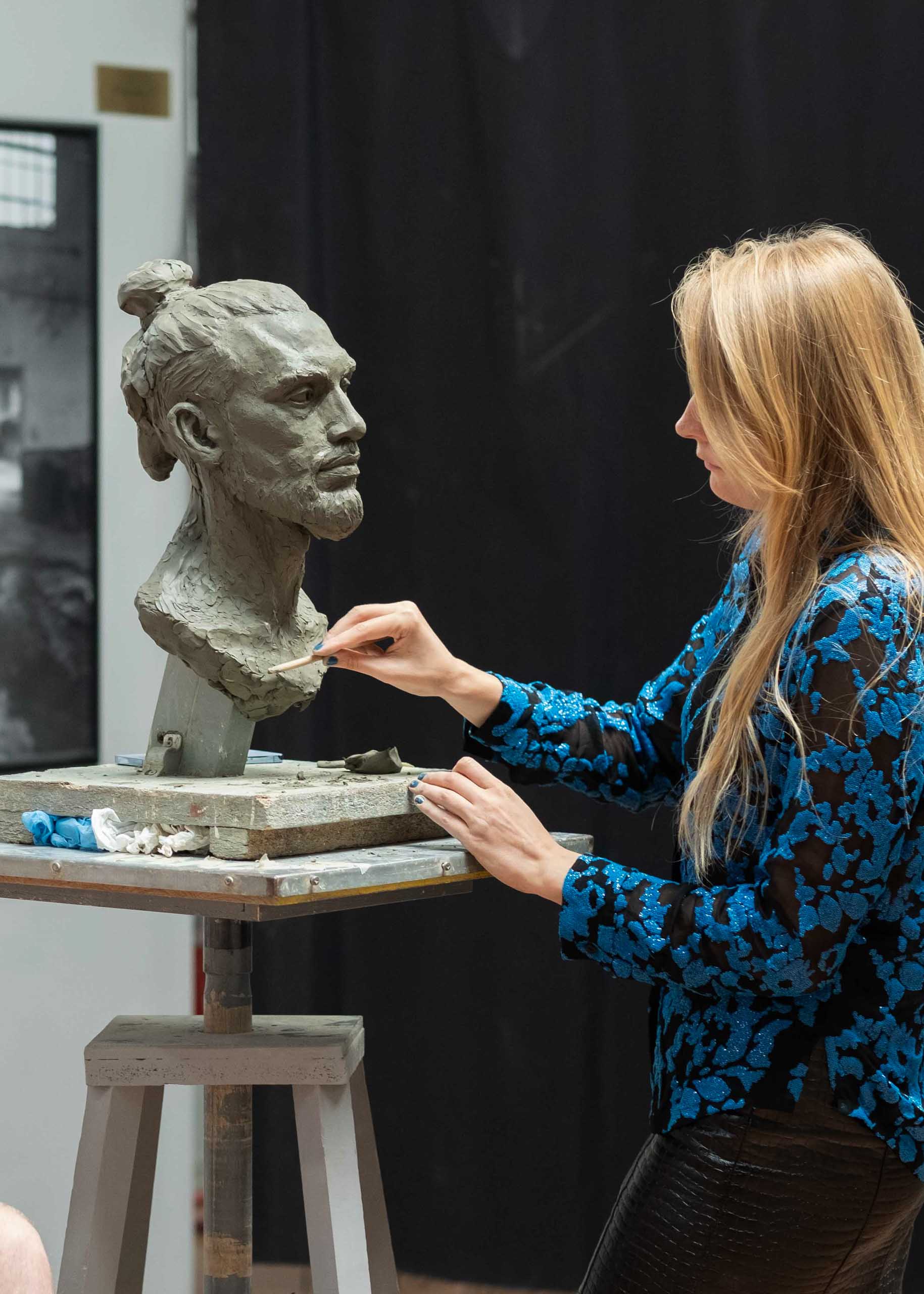 Sculpteur au travail